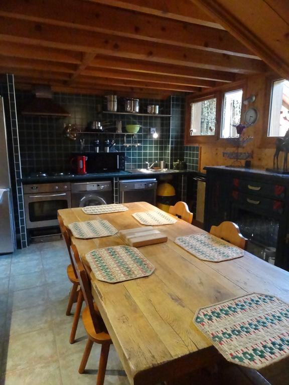 Les Nereides Studios Et Appartements Brides Les Bains Екстериор снимка